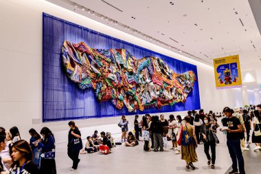 Bangkok 'taki QSNCC' de düzenlenen 53. Ulusal Kitap Fuarı 'nda bir sürü yerli insan alışveriş için kendi isteklerine göre geliyor. Bangkok, Tayland. - 28 Mart 2025.