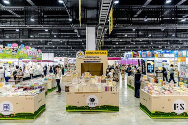 Bangkok 'taki QSNCC' de düzenlenen 53. Ulusal Kitap Fuarı 'nda bir sürü yerli insan alışveriş için kendi isteklerine göre geliyor. Bangkok, Tayland. - 28 Mart 2025.