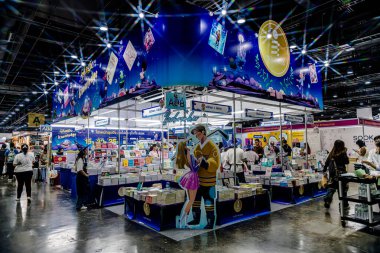 Bangkok 'taki QSNCC' de düzenlenen 53. Ulusal Kitap Fuarı 'nda bir sürü yerli insan alışveriş için kendi isteklerine göre geliyor. Bangkok, Tayland. - 28 Mart 2025.