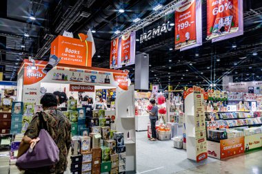 Bangkok 'taki QSNCC' de düzenlenen 53. Ulusal Kitap Fuarı 'nda bir sürü yerli insan alışveriş için kendi isteklerine göre geliyor. Bangkok, Tayland. - 28 Mart 2025.