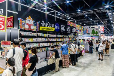 Bangkok 'taki QSNCC' de düzenlenen 53. Ulusal Kitap Fuarı 'nda bir sürü yerli insan alışveriş için kendi isteklerine göre geliyor. Bangkok, Tayland. - 28 Mart 2025.
