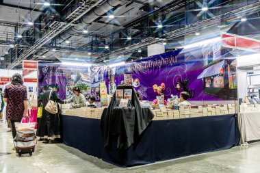 Bangkok 'taki QSNCC' de düzenlenen 53. Ulusal Kitap Fuarı 'nda bir sürü yerli insan alışveriş için kendi isteklerine göre geliyor. Bangkok, Tayland. - 28 Mart 2025.