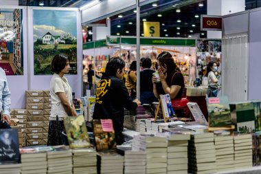 Bangkok 'taki QSNCC' de düzenlenen 53. Ulusal Kitap Fuarı 'nda bir sürü yerli insan alışveriş için kendi isteklerine göre geliyor. Bangkok, Tayland. - 28 Mart 2025.