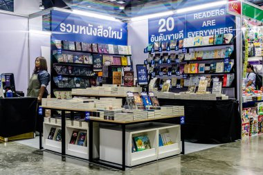 Bangkok 'taki QSNCC' de düzenlenen 53. Ulusal Kitap Fuarı 'nda bir sürü yerli insan alışveriş için kendi isteklerine göre geliyor. Bangkok, Tayland. - 28 Mart 2025.