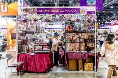 Bangkok 'taki QSNCC' de düzenlenen 53. Ulusal Kitap Fuarı 'nda bir sürü yerli insan alışveriş için kendi isteklerine göre geliyor. Bangkok, Tayland. - 28 Mart 2025.