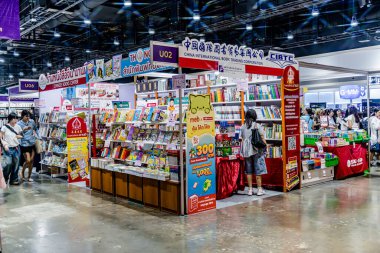 Bangkok 'taki QSNCC' de düzenlenen 53. Ulusal Kitap Fuarı 'nda bir sürü yerli insan alışveriş için kendi isteklerine göre geliyor. Bangkok, Tayland. - 28 Mart 2025.