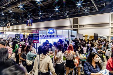 Bangkok 'taki QSNCC' de düzenlenen 53. Ulusal Kitap Fuarı 'nda bir sürü yerli insan alışveriş için kendi isteklerine göre geliyor. Bangkok, Tayland. - 28 Mart 2025.