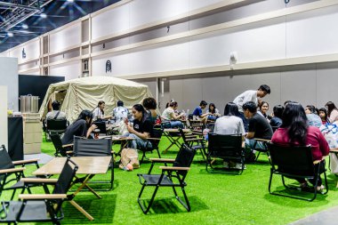 Bangkok 'taki QSNCC' de düzenlenen 53. Ulusal Kitap Fuarı 'nda bir sürü yerli insan alışveriş için kendi isteklerine göre geliyor. Bangkok, Tayland. - 28 Mart 2025.