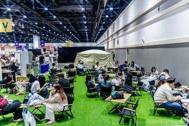 Bangkok 'taki QSNCC' de düzenlenen 53. Ulusal Kitap Fuarı 'nda bir sürü yerli insan alışveriş için kendi isteklerine göre geliyor. Bangkok, Tayland. - 28 Mart 2025.