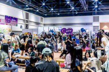 Bangkok 'taki QSNCC' de düzenlenen 53. Ulusal Kitap Fuarı 'nda bir sürü yerli insan alışveriş için kendi isteklerine göre geliyor. Bangkok, Tayland. - 28 Mart 2025.