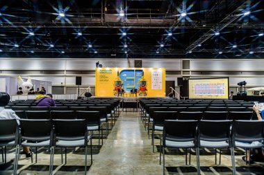 Bangkok 'taki QSNCC' de düzenlenen 53. Ulusal Kitap Fuarı 'nda bir sürü yerli insan alışveriş için kendi isteklerine göre geliyor. Bangkok, Tayland. - 28 Mart 2025.