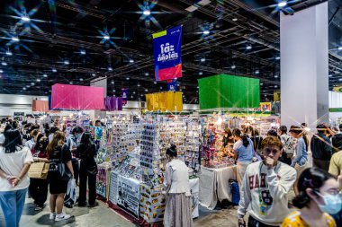 Bangkok 'taki QSNCC' de düzenlenen 53. Ulusal Kitap Fuarı 'nda bir sürü yerli insan alışveriş için kendi isteklerine göre geliyor. Bangkok, Tayland. - 28 Mart 2025.