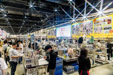 Bangkok 'taki QSNCC' de düzenlenen 53. Ulusal Kitap Fuarı 'nda bir sürü yerli insan alışveriş için kendi isteklerine göre geliyor. Bangkok, Tayland. - 28 Mart 2025.