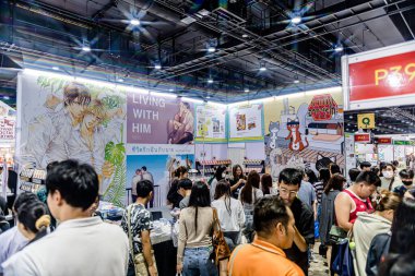 Bangkok 'taki QSNCC' de düzenlenen 53. Ulusal Kitap Fuarı 'nda bir sürü yerli insan alışveriş için kendi isteklerine göre geliyor. Bangkok, Tayland. - 28 Mart 2025.