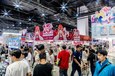 Bangkok 'taki QSNCC' de düzenlenen 53. Ulusal Kitap Fuarı 'nda bir sürü yerli insan alışveriş için kendi isteklerine göre geliyor. Bangkok, Tayland. - 28 Mart 2025.