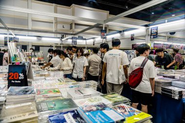 Bangkok 'taki QSNCC' de düzenlenen 53. Ulusal Kitap Fuarı 'nda bir sürü yerli insan alışveriş için kendi isteklerine göre geliyor. Bangkok, Tayland. - 28 Mart 2025.