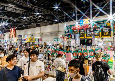 Bangkok 'taki QSNCC' de düzenlenen 53. Ulusal Kitap Fuarı 'nda bir sürü yerli insan alışveriş için kendi isteklerine göre geliyor. Bangkok, Tayland. - 28 Mart 2025.