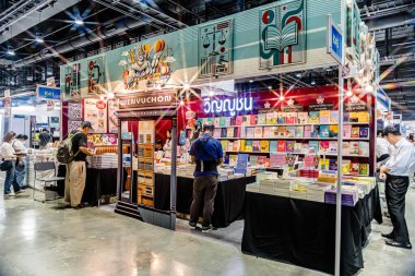 Bangkok 'taki QSNCC' de düzenlenen 53. Ulusal Kitap Fuarı 'nda bir sürü yerli insan alışveriş için kendi isteklerine göre geliyor. Bangkok, Tayland. - 28 Mart 2025.