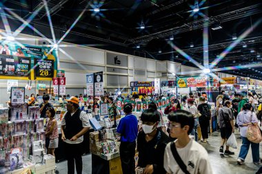 Bangkok 'taki QSNCC' de düzenlenen 53. Ulusal Kitap Fuarı 'nda bir sürü yerli insan alışveriş için kendi isteklerine göre geliyor. Bangkok, Tayland. - 28 Mart 2025.