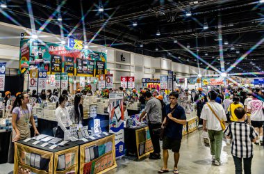 Bangkok 'taki QSNCC' de düzenlenen 53. Ulusal Kitap Fuarı 'nda bir sürü yerli insan alışveriş için kendi isteklerine göre geliyor. Bangkok, Tayland. - 28 Mart 2025.