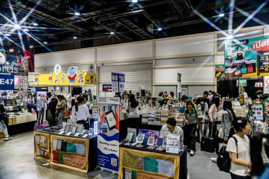 Bangkok 'taki QSNCC' de düzenlenen 53. Ulusal Kitap Fuarı 'nda bir sürü yerli insan alışveriş için kendi isteklerine göre geliyor. Bangkok, Tayland. - 28 Mart 2025.