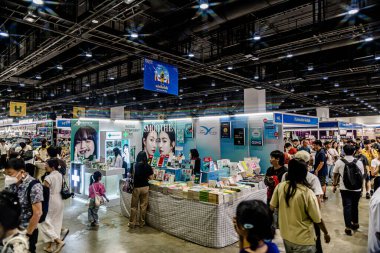 Bangkok 'taki QSNCC' de düzenlenen 53. Ulusal Kitap Fuarı 'nda bir sürü yerli insan alışveriş için kendi isteklerine göre geliyor. Bangkok, Tayland. - 28 Mart 2025.