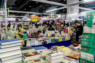 Bangkok 'taki QSNCC' de düzenlenen 53. Ulusal Kitap Fuarı 'nda bir sürü yerli insan alışveriş için kendi isteklerine göre geliyor. Bangkok, Tayland. - 28 Mart 2025.