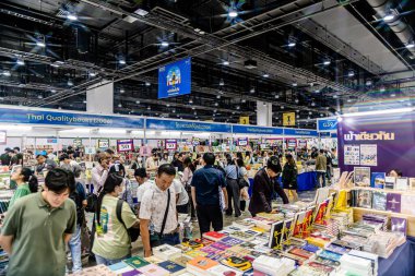 Bangkok 'taki QSNCC' de düzenlenen 53. Ulusal Kitap Fuarı 'nda bir sürü yerli insan alışveriş için kendi isteklerine göre geliyor. Bangkok, Tayland. - 28 Mart 2025.