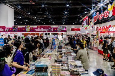Bangkok 'taki QSNCC' de düzenlenen 53. Ulusal Kitap Fuarı 'nda bir sürü yerli insan alışveriş için kendi isteklerine göre geliyor. Bangkok, Tayland. - 28 Mart 2025.