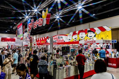 Bangkok 'taki QSNCC' de düzenlenen 53. Ulusal Kitap Fuarı 'nda bir sürü yerli insan alışveriş için kendi isteklerine göre geliyor. Bangkok, Tayland. - 28 Mart 2025.