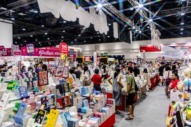 Bangkok 'taki QSNCC' de düzenlenen 53. Ulusal Kitap Fuarı 'nda bir sürü yerli insan alışveriş için kendi isteklerine göre geliyor. Bangkok, Tayland. - 28 Mart 2025.