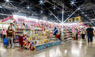 Bangkok 'taki QSNCC' de düzenlenen 53. Ulusal Kitap Fuarı 'nda bir sürü yerli insan alışveriş için kendi isteklerine göre geliyor. Bangkok, Tayland. - 28 Mart 2025.