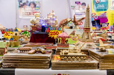 Bangkok 'taki QSNCC' de düzenlenen 53. Ulusal Kitap Fuarı 'nda bir sürü yerli insan alışveriş için kendi isteklerine göre geliyor. Bangkok, Tayland. - 28 Mart 2025.