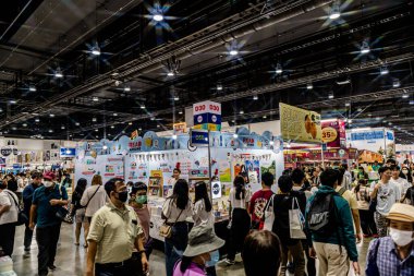 Bangkok 'taki QSNCC' de düzenlenen 53. Ulusal Kitap Fuarı 'nda bir sürü yerli insan alışveriş için kendi isteklerine göre geliyor. Bangkok, Tayland. - 28 Mart 2025.