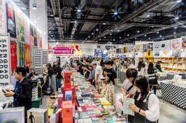Bangkok 'taki QSNCC' de düzenlenen 53. Ulusal Kitap Fuarı 'nda bir sürü yerli insan alışveriş için kendi isteklerine göre geliyor. Bangkok, Tayland. - 28 Mart 2025.