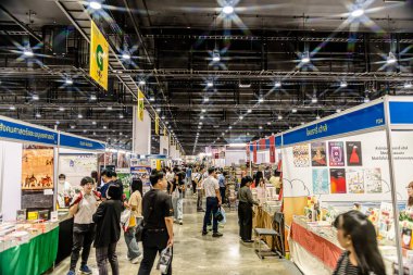Bangkok 'taki QSNCC' de düzenlenen 53. Ulusal Kitap Fuarı 'nda bir sürü yerli insan alışveriş için kendi isteklerine göre geliyor. Bangkok, Tayland. - 28 Mart 2025.