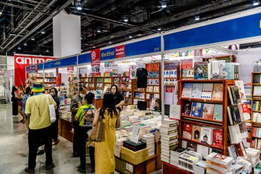 Bangkok 'taki QSNCC' de düzenlenen 53. Ulusal Kitap Fuarı 'nda bir sürü yerli insan alışveriş için kendi isteklerine göre geliyor. Bangkok, Tayland. - 28 Mart 2025.