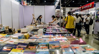 Bangkok 'taki QSNCC' de düzenlenen 53. Ulusal Kitap Fuarı 'nda bir sürü yerli insan alışveriş için kendi isteklerine göre geliyor. Bangkok, Tayland. - 28 Mart 2025.