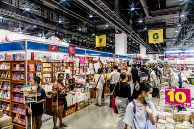 Bangkok 'taki QSNCC' de düzenlenen 53. Ulusal Kitap Fuarı 'nda bir sürü yerli insan alışveriş için kendi isteklerine göre geliyor. Bangkok, Tayland. - 28 Mart 2025.