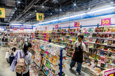 Bangkok 'taki QSNCC' de düzenlenen 53. Ulusal Kitap Fuarı 'nda bir sürü yerli insan alışveriş için kendi isteklerine göre geliyor. Bangkok, Tayland. - 28 Mart 2025.