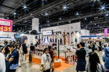 Bangkok 'taki QSNCC' de düzenlenen 53. Ulusal Kitap Fuarı 'nda bir sürü yerli insan alışveriş için kendi isteklerine göre geliyor. Bangkok, Tayland. - 28 Mart 2025.