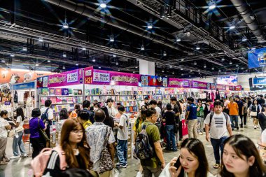 Bangkok 'taki QSNCC' de düzenlenen 53. Ulusal Kitap Fuarı 'nda bir sürü yerli insan alışveriş için kendi isteklerine göre geliyor. Bangkok, Tayland. - 28 Mart 2025.