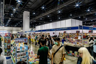 Bangkok 'taki QSNCC' de düzenlenen 53. Ulusal Kitap Fuarı 'nda bir sürü yerli insan alışveriş için kendi isteklerine göre geliyor. Bangkok, Tayland. - 28 Mart 2025.