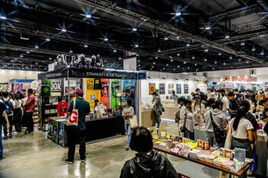 Bangkok 'taki QSNCC' de düzenlenen 53. Ulusal Kitap Fuarı 'nda bir sürü yerli insan alışveriş için kendi isteklerine göre geliyor. Bangkok, Tayland. - 28 Mart 2025.