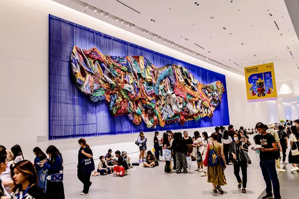 Bangkok 'taki QSNCC' de düzenlenen 53. Ulusal Kitap Fuarı 'nda bir sürü yerli insan alışveriş için kendi isteklerine göre geliyor. Bangkok, Tayland. - 28 Mart 2025.