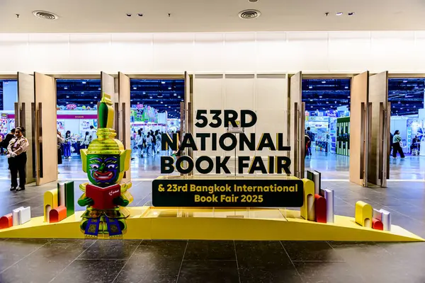 Bangkok 'taki QSNCC' de düzenlenen 53. Ulusal Kitap Fuarı 'nda bir sürü yerli insan alışveriş için kendi isteklerine göre geliyor. Bangkok, Tayland. - 28 Mart 2025.