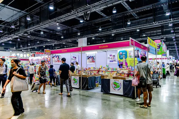 Bangkok 'taki QSNCC' de düzenlenen 53. Ulusal Kitap Fuarı 'nda bir sürü yerli insan alışveriş için kendi isteklerine göre geliyor. Bangkok, Tayland. - 28 Mart 2025.