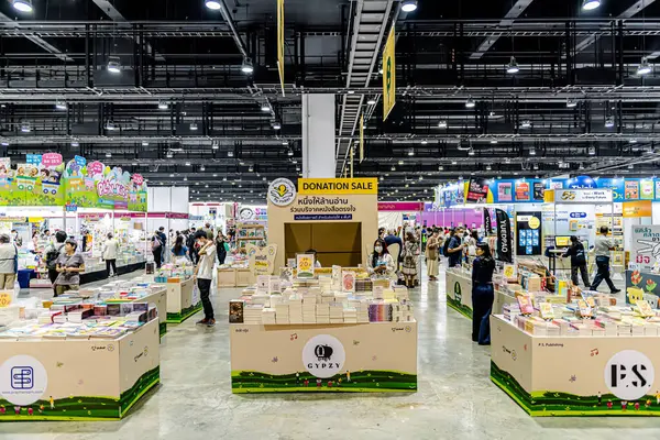 Bangkok 'taki QSNCC' de düzenlenen 53. Ulusal Kitap Fuarı 'nda bir sürü yerli insan alışveriş için kendi isteklerine göre geliyor. Bangkok, Tayland. - 28 Mart 2025.