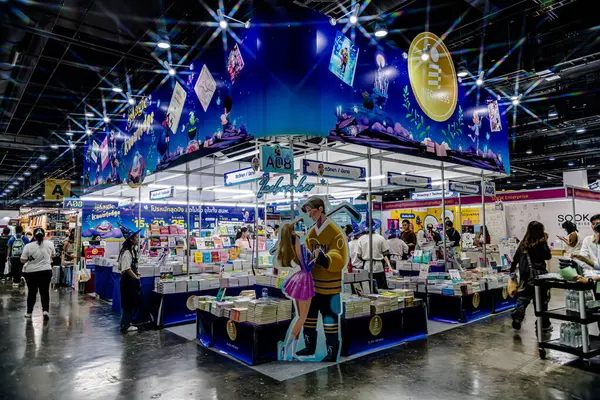Bangkok 'taki QSNCC' de düzenlenen 53. Ulusal Kitap Fuarı 'nda bir sürü yerli insan alışveriş için kendi isteklerine göre geliyor. Bangkok, Tayland. - 28 Mart 2025.