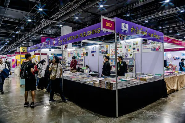 Bangkok 'taki QSNCC' de düzenlenen 53. Ulusal Kitap Fuarı 'nda bir sürü yerli insan alışveriş için kendi isteklerine göre geliyor. Bangkok, Tayland. - 28 Mart 2025.